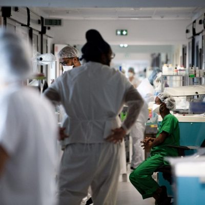 Medical staff members work at the intensive care unit of the Pierre Zobda-Quitman University hospital (CHU) in Fort-de-France, on the French Caribbean island of Martinique, on August 29, 2021. (Photo by ALAIN JOCARD / AFP)