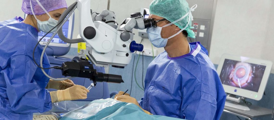 Clinique Sourdille de Nantes, specialisee en opthalmologie, chirurgie ophtalmique

Journee en ambulatoire pour Elisabeth Guyard, patiente.  
Interieur salle d'operation, bloc operatoire de la cataracte avec le professeur Pierre Yves Santiago, chirurgien ophtalmique *** Local Caption *** Clinique Sourdille de Nantes, classee depuis plusieurs annees par les medias dans  " le palmares des Cliniques " comme la meilleure clinique ophtalmologique de France