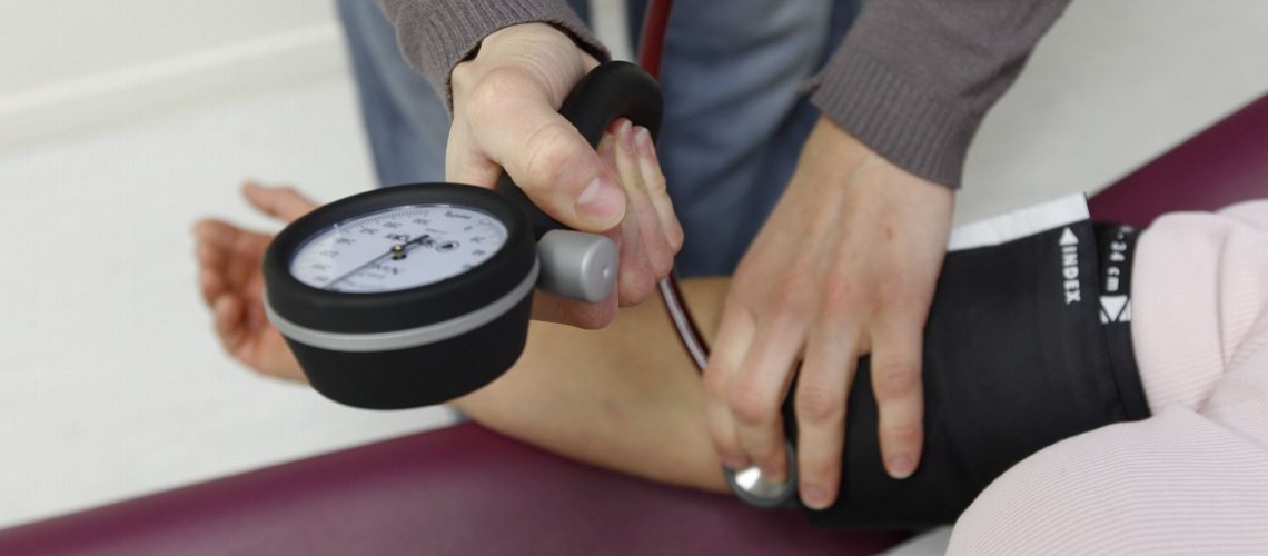 Le docteur Elodie Vignola, jeune médecin installée à la campagne, à Langogne en Lozère, exerce dans la nouvelle Maison de santé pluridisciplinaire, aux côtés de neuf paramédicaux et trois autres généralistes.
Elle prend ici la tension à une patiente.