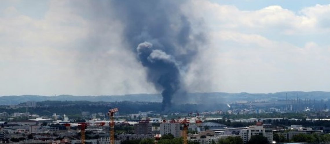 incendie-sur-un-site-seveso-proche-de-lyon