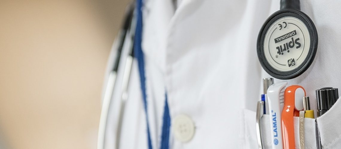 items-in-doctor-coat-3000x2000_26115